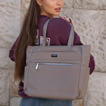 Tágas, elegáns női válltáska bézs színben