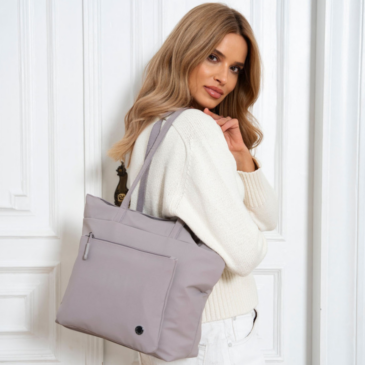 Stílusos női válltáska lila színben