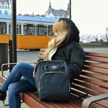 RYANAIR WIZZAIR KÉZIPOGGYÁSZ MÉRETŰ HÁTIZSÁK 39 x 25 x 16 cm kék színben