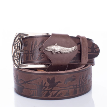 Horgász öv harcsa mintával sötétbarna színben 135 cm