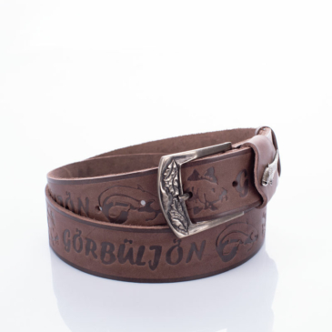 Horgász öv harcsa mintával sötétbarna színben 135 cm