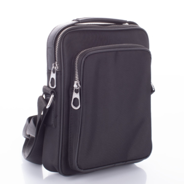 Férfi oldaltáska fekete színben