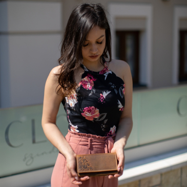 Valódi bőr brifkó pénztárca barna színben díszdobozban virág mintával