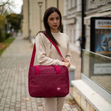 WIZZAIR  RYANAIR Fedélzeti táska piros színben 40 x 30 x 20 cm