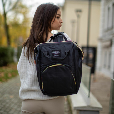 RYANAIR WIZZAIR KÉZIPOGGYÁSZ MÉRETŰ  HÁTIZSÁK 39 x 25 x 16 cm Fekete színben