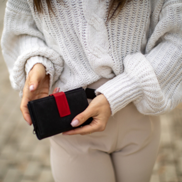 Pénztárca fekete-piros színben sok kártyatartóval