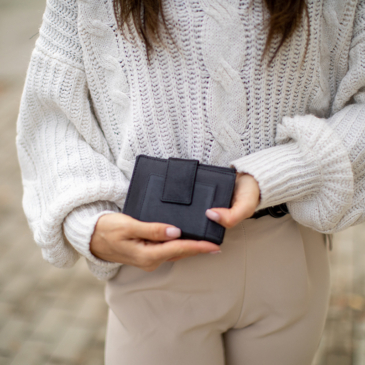 Pénztárca fekete színben sok kártyatartóval