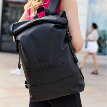 Vízálló többzsebes laptoptartós hátizsák fekete színben