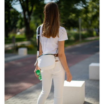Keresztpántos női oldaltáska fehér színben 