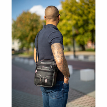 Nagy méretű férfi oldaltáska fekete színben