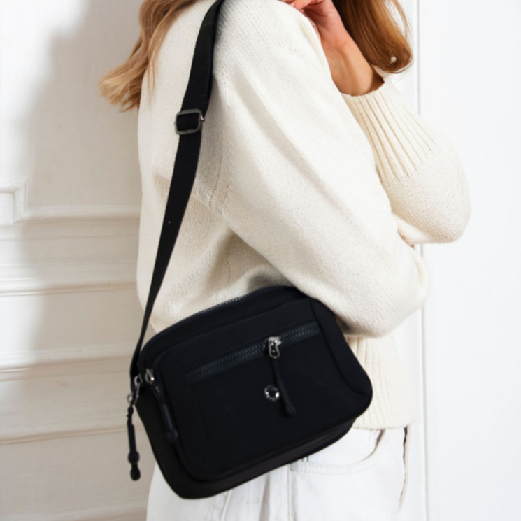 Praktikus női oldaltáska fekete színben