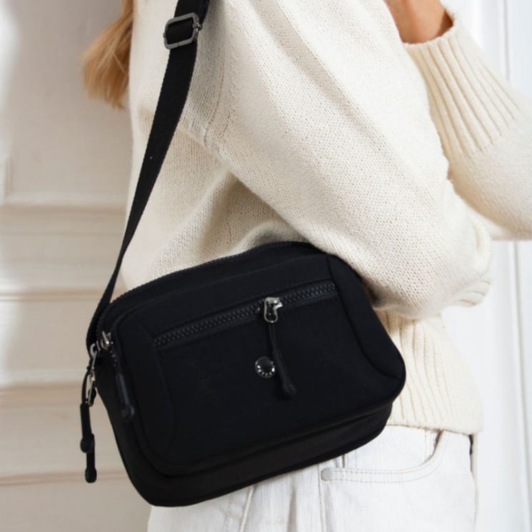 Praktikus női oldaltáska fekete színben