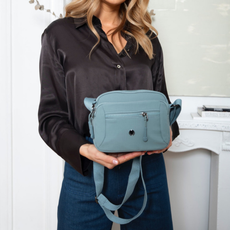 Praktikus női oldaltáska farmerkék színben