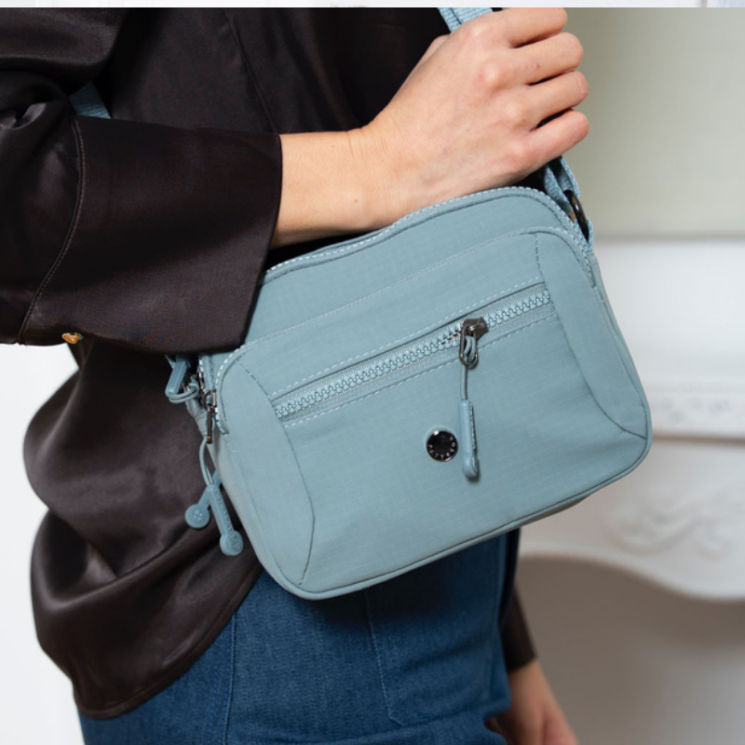 Praktikus női oldaltáska farmerkék színben