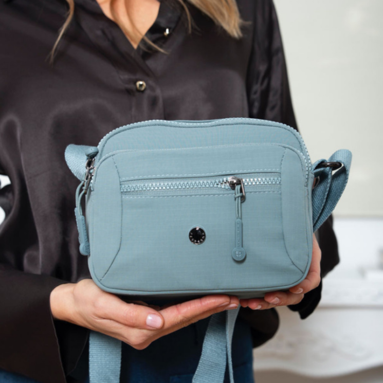 Praktikus női oldaltáska farmerkék színben