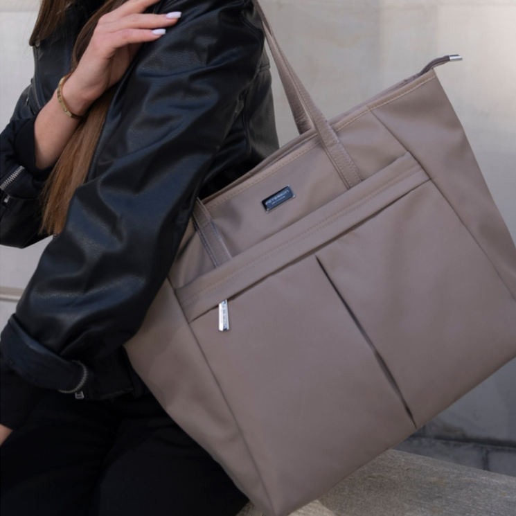 Stílusos női válltáska bézs színben Nagy méretben