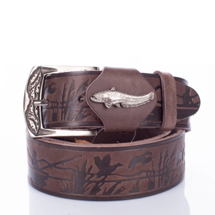 Horgász öv harcsa mintával sötétbarna színben 125 cm