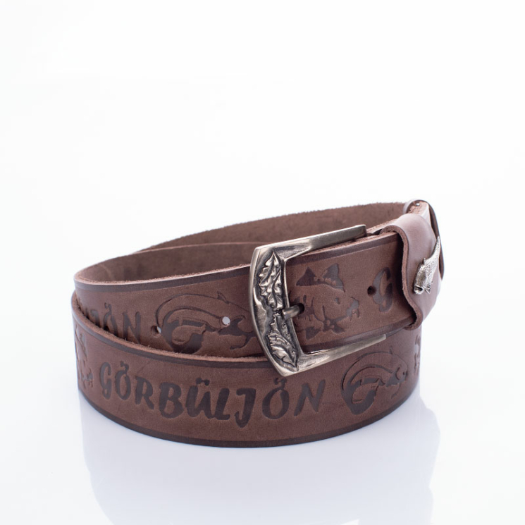 Horgász öv harcsa mintával sötétbarna színben 130 cm