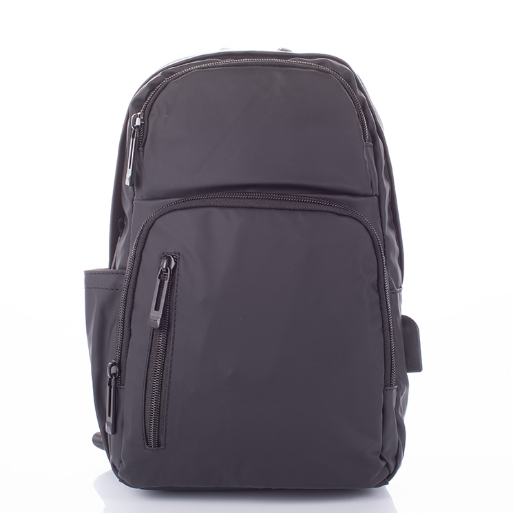 Vízálló Testtáska fekete színben USB csatlakozóval