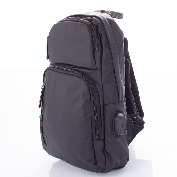 Vízálló Testtáska fekete színben USB csatlakozóval