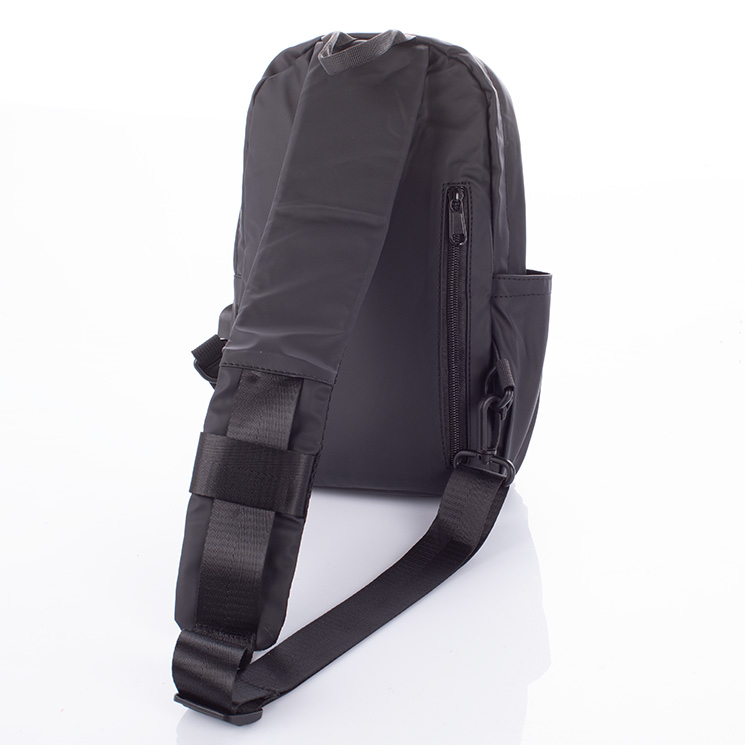 Vízálló Testtáska fekete színben USB csatlakozóval