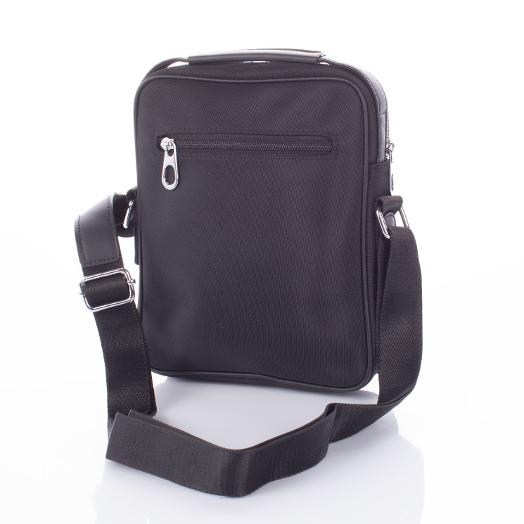 Férfi oldaltáska fekete színben