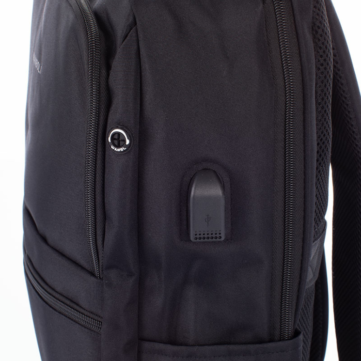 Fedélzeti méretű laptophátizsák  USB csatlakozóval