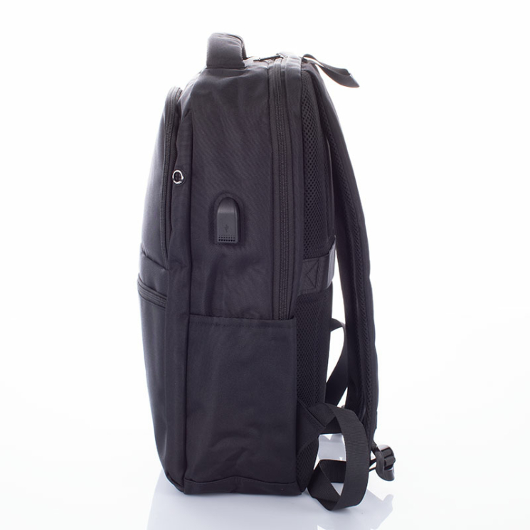 Fedélzeti méretű laptophátizsák  USB csatlakozóval