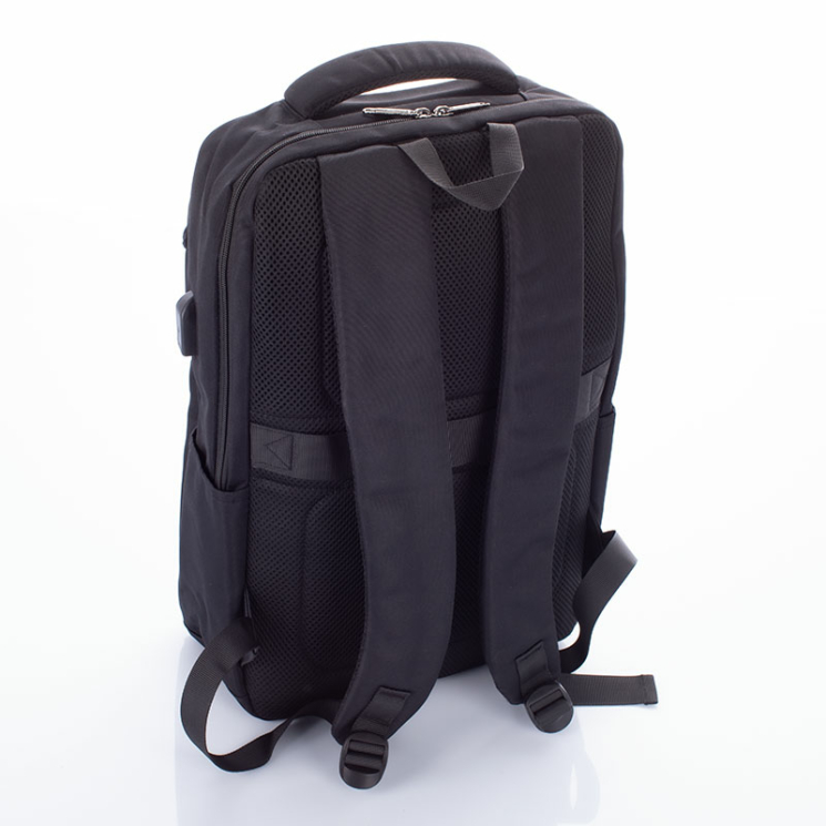 Fedélzeti méretű laptophátizsák  USB csatlakozóval