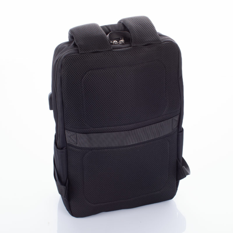 Fedélzeti méretű laptophátizsák  USB csatlakozóval