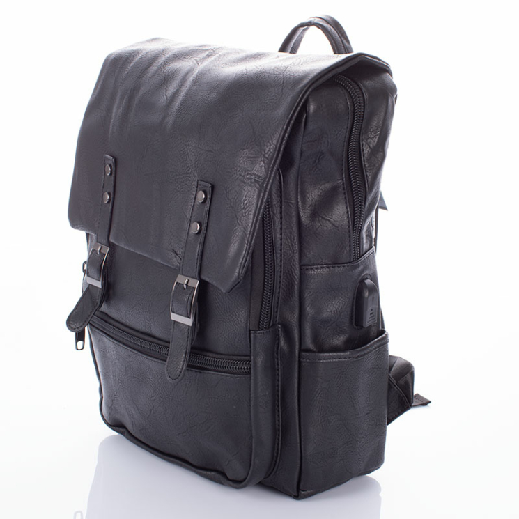 Fedélzeti méretű laptophátizsák  USB csatlakozóval