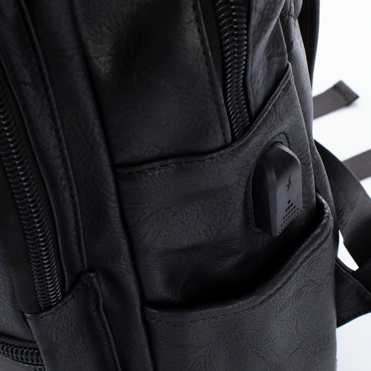 Fedélzeti méretű laptophátizsák  USB csatlakozóval