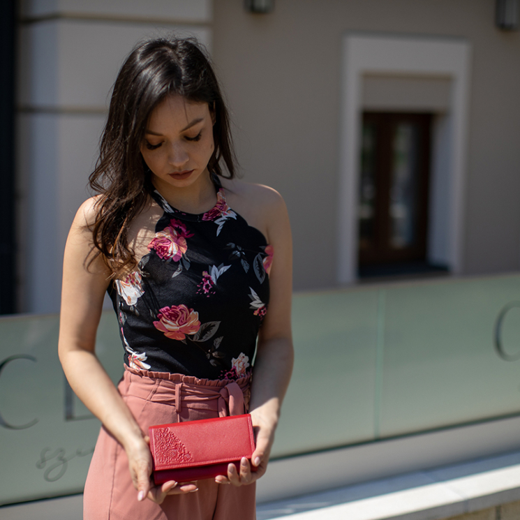 Valódi bőr brifkó pénztárca piros színben díszdobozban virág mintával RFID védelemmel