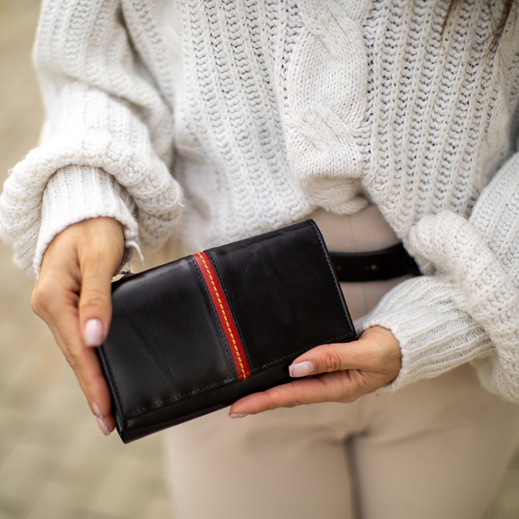 Sok kártyatartós valódi bőr pénztárca fekete színben díszdobozban