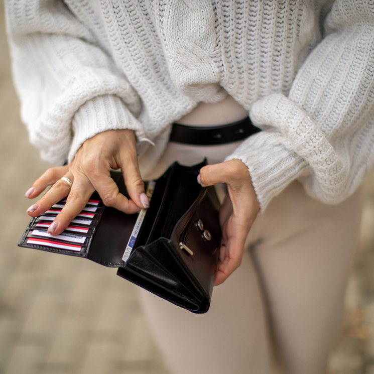 Sok kártyatartós valódi bőr pénztárca fekete színben díszdobozban