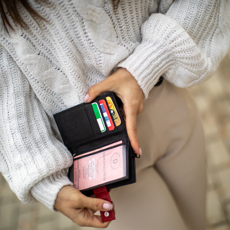 Pénztárca fekete-piros színben sok kártyatartóval