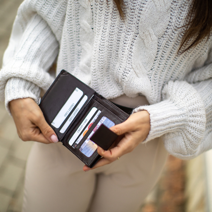 Pénztárca fekete színben sok kártyatartóval