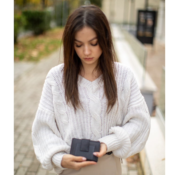 Pénztárca fekete színben sok kártyatartóval