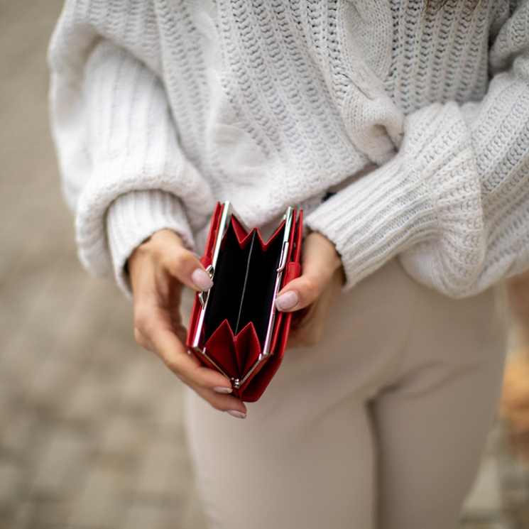 Pénztárca piros színben sok kártyatartóval