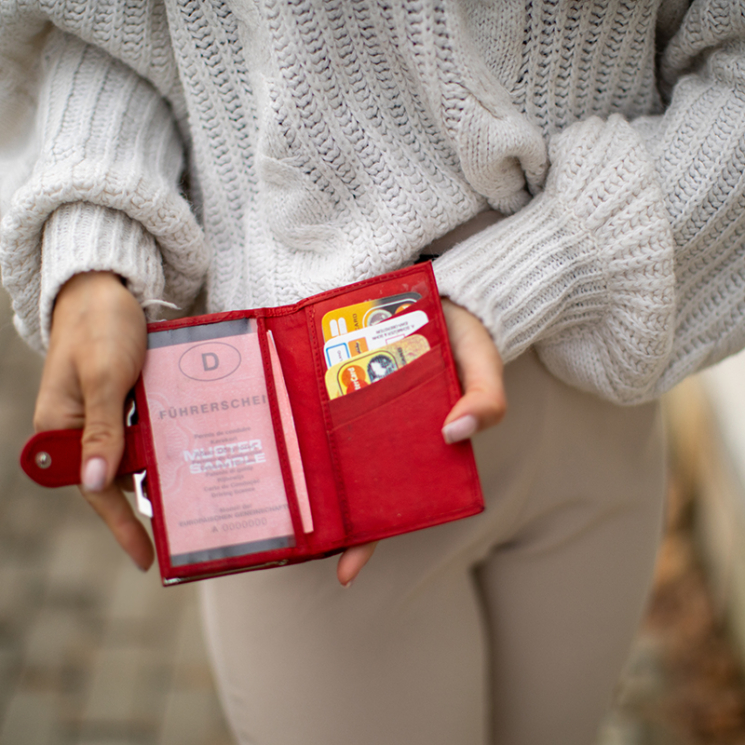 Pénztárca piros színben sok kártyatartóval