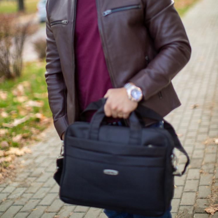 Fekete üzleti táska laptoptartóval 