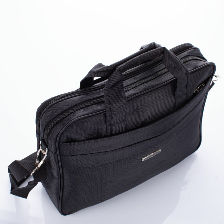 Fekete üzleti táska laptoptartóval 