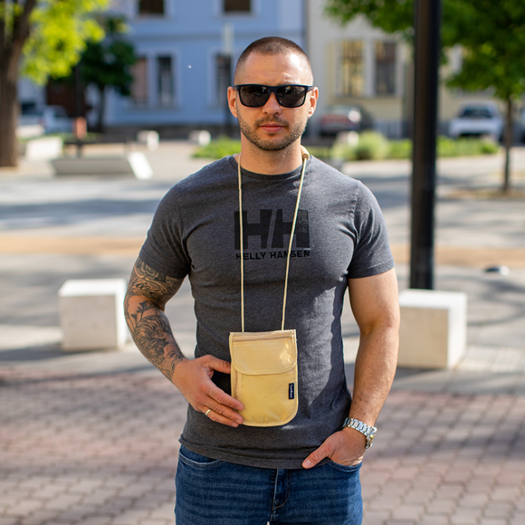 Travel Check Irattartó nyakban hordható bézs színben