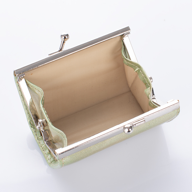 Csatos kisméretű pénztárca 