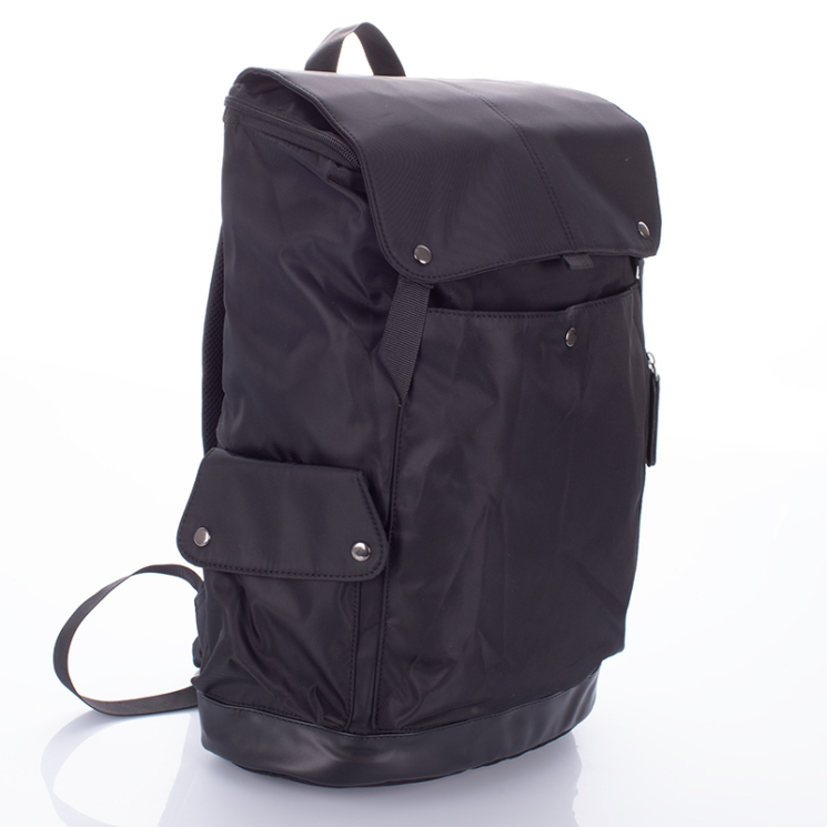 Fekete vízálló többzsebes hátizsák