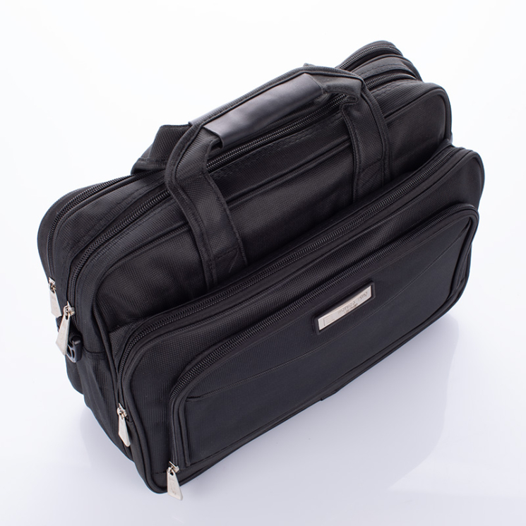 Fekete üzleti táska laptoptartóval 