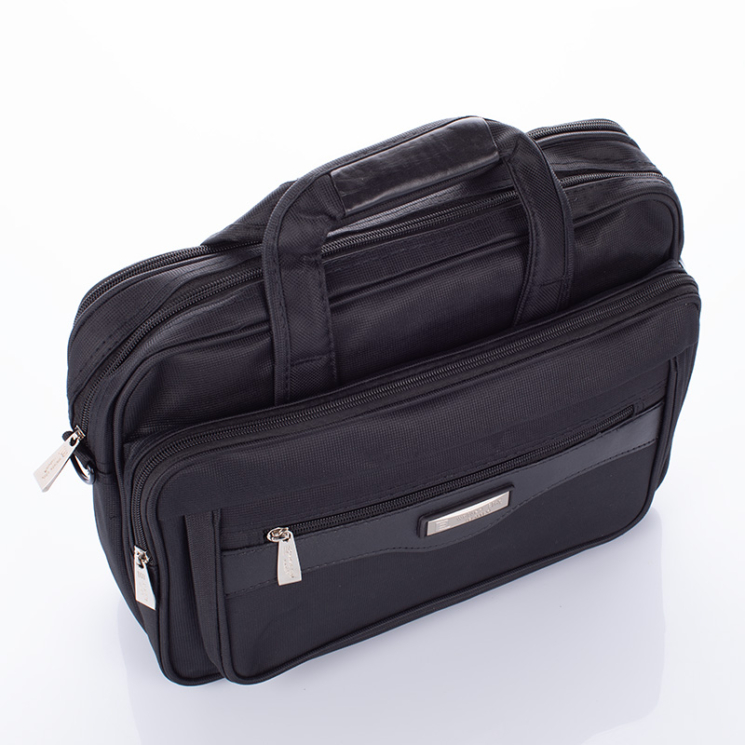 Fekete üzleti táska laptoptartóval 