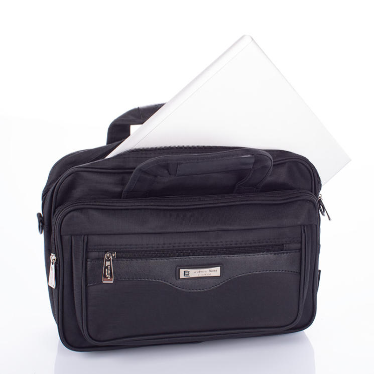 Fekete üzleti táska laptoptartóval 