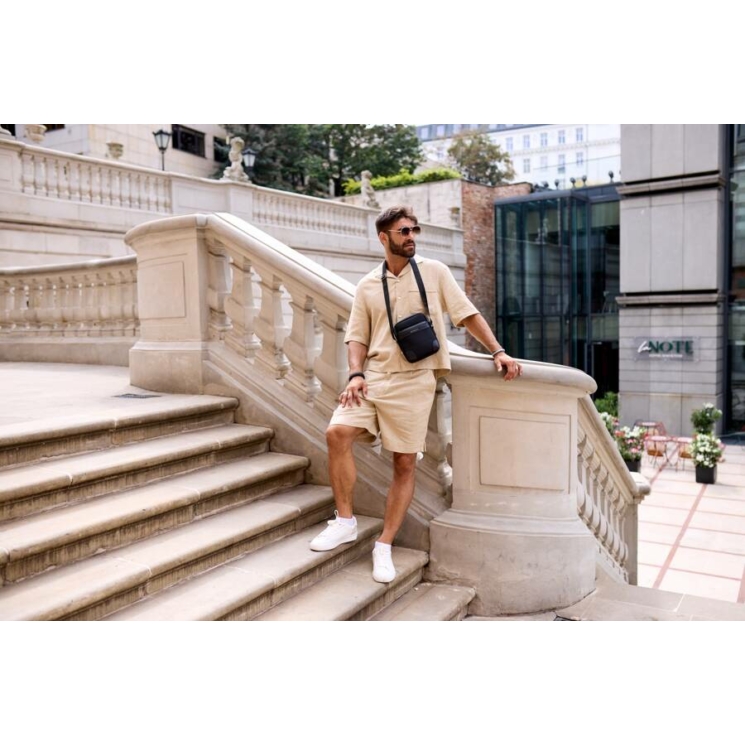 Stílusos férfi oldaltáska fekete színben