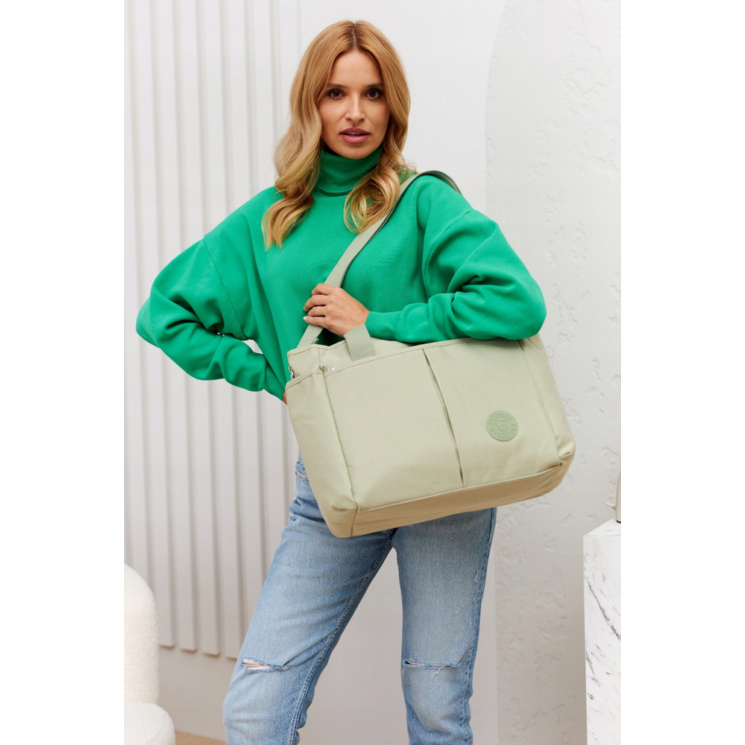 Nagyméretű női válltáska hosszúpánttal